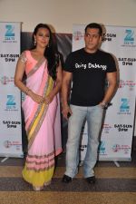 Salman Khan and Sonakshi Sinha on the sets of Sa Re Ga Ma in Famous on 10th Dec 2012 (15).JPG